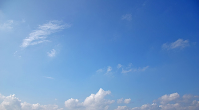 蓝色天空上的薄云