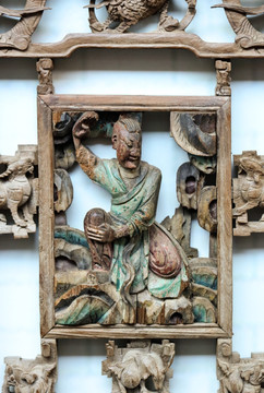 窗格上的人物雕塑 木雕人物