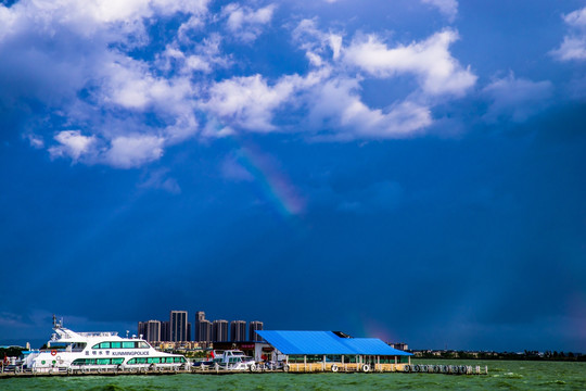 阴雨天空