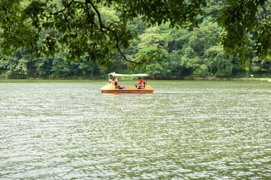 黔灵山公园 湖面游船