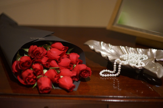 一束玫瑰花放在梳妆台前