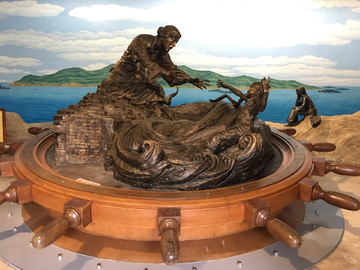 刘公岛展馆母子海边雕塑