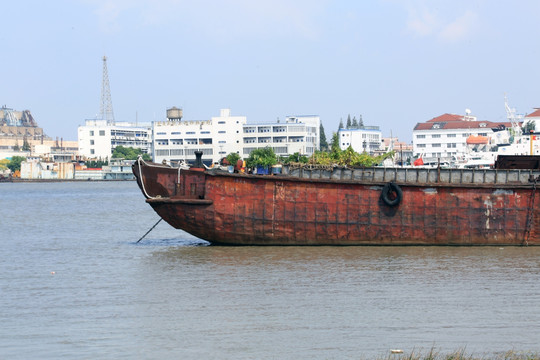 黄浦江边工厂