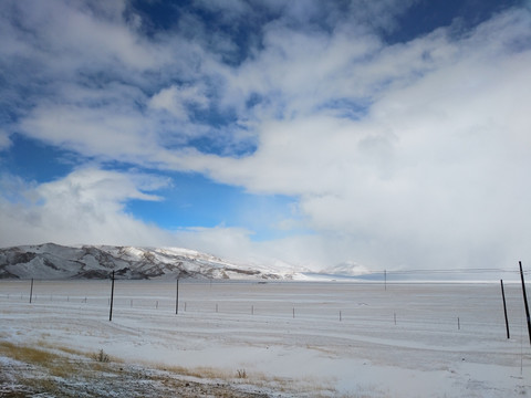 蓝天白云下的雪原