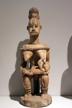 非洲哺乳女人雕像