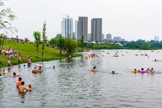 湖泊里游泳降暑的人群