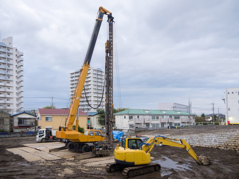 建筑工地 起重机 挖掘机