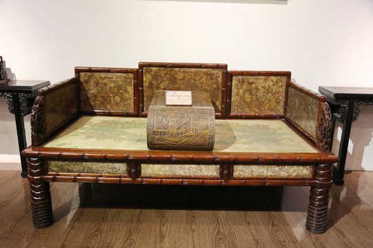 清代红木雕竹节纹嵌石罗罗汉床