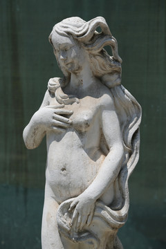 欧洲少女裸体雕像