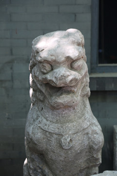 古代廋狮子坐姿石雕像