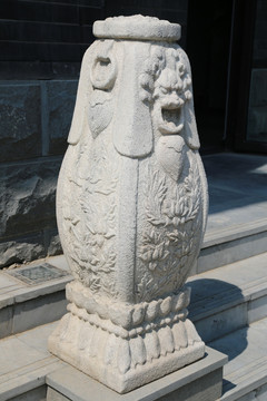 雕瑞兽花纹瓶式石门墩