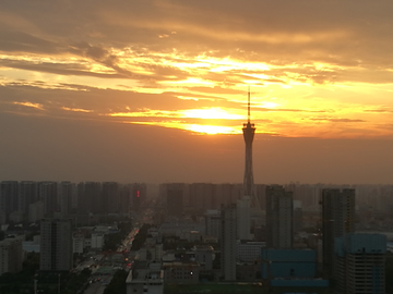 夕阳下的郑州福塔