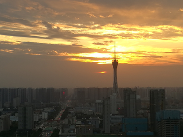 夕阳下的郑州福塔