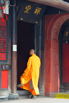 穿黄色海青的僧人