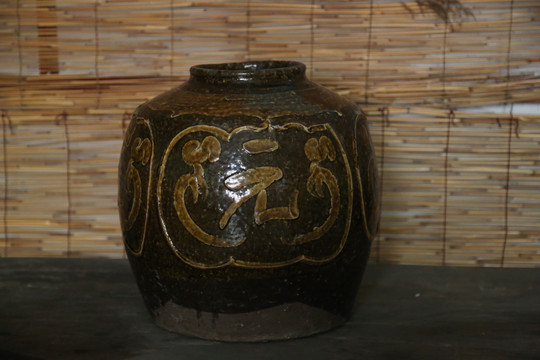 刻状元褐色陶罐