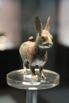 西周时期立兔形尊酒器青铜器