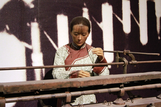 旧社会纺织女工蜡像
