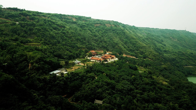 航拍白鹿原鲸鱼沟风景区