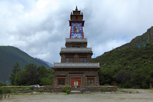 西藏 格萨尔古堡