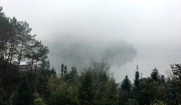 湖上浓雾