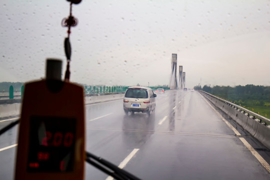 暴雨中行驶在高速公路上