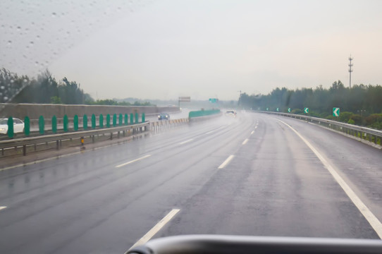 暴雨中行驶在高速公路上