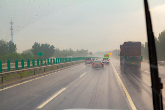 暴雨中行驶在高速公路上