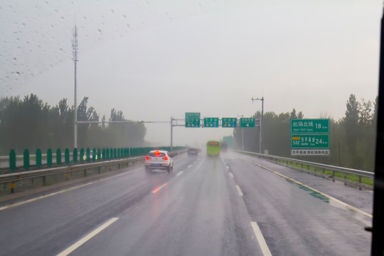 暴雨中行驶在高速公路上