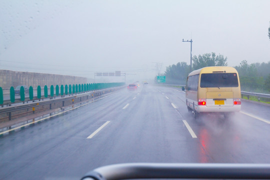 暴雨中行驶在高速公路上