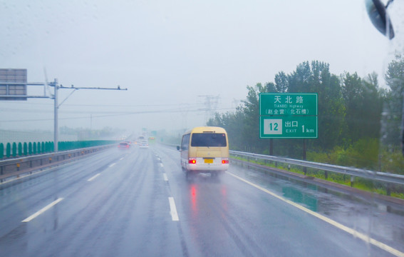 暴雨中行驶在高速公路上