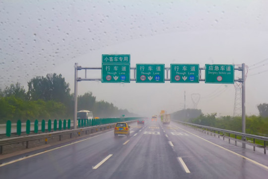 暴雨中行驶在高速公路上