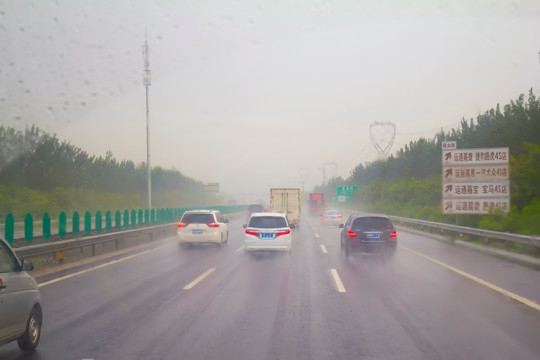 暴雨中行驶在高速公路上