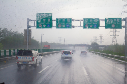 暴雨中行驶在高速公路上