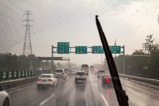 暴雨中行驶在高速公路上