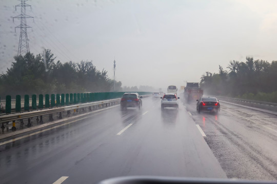 暴雨中行驶在高速公路上