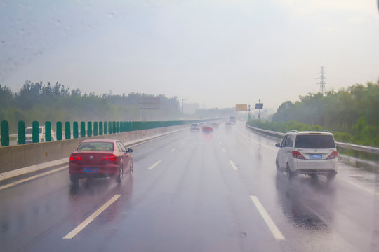 暴雨中行驶在高速公路上