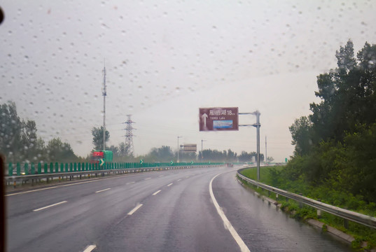 暴雨中行驶在高速公路上