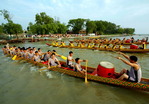洪泽湖上划龙舟