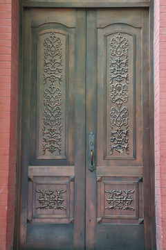 雕刻花卉纹铜门