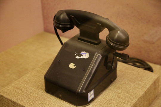 老式磁石电话机