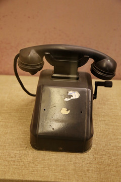 清末老式式的磁石电话机