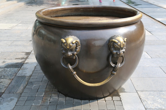 雕瑞兽狮子头像的铜缸