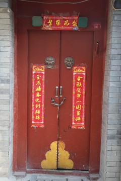 老北京贴对联的红色木门背景