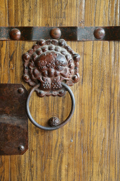 古代木门上的狮子门扣