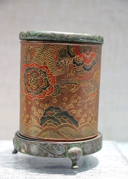 清代中期漆金海水云龙纹笔筒