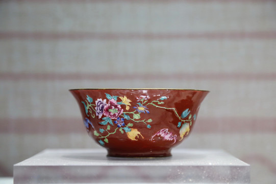 清代画珐琅花卉蝙蝠纹的碗