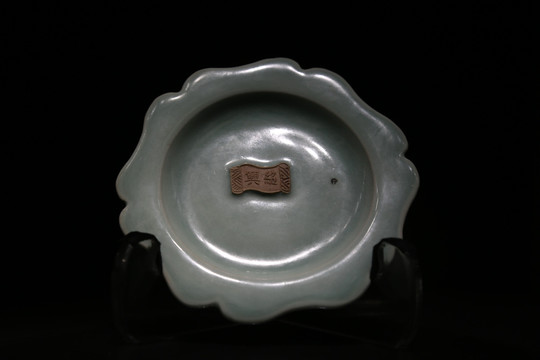 龙泉官窑瓷器南宋时期露胎花口盘