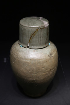 龙泉官窑瓷器南宋青瓷梅瓶