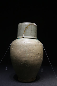 龙泉官窑瓷器南宋的青瓷梅瓶