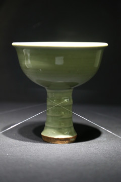 龙泉官窑瓷器元朝的高足杯